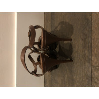 Yves Saint Laurent Sandalen aus Leder in Braun