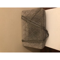 Chanel Handtasche aus Wildleder in Grau
