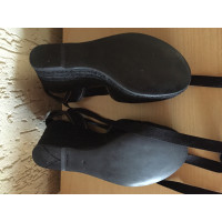 Prada Chaussures compensées en Toile en Noir