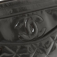 Chanel Umhängetasche aus Lackleder in Schwarz