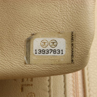 Chanel Classic Flap Bag aus Leder in Beige