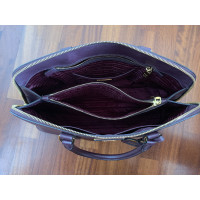 Prada Handtasche aus Leder in Bordeaux