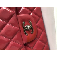 Chanel Classic Flap Bag aus Lackleder in Fuchsia