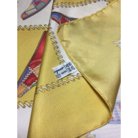 Salvatore Ferragamo Schal/Tuch aus Seide in Gelb