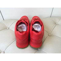 Louis Vuitton Sneakers aus Leder in Rot