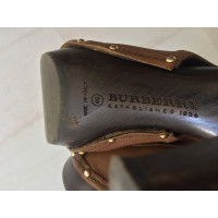 Burberry Sandalen aus Leder in Braun