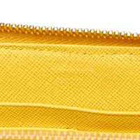 Prada Täschchen/Portemonnaie aus Leder in Gelb