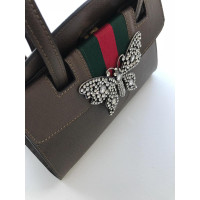 Gucci Handtasche aus Leder in Braun