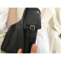 Versace Umhängetasche aus Leder in Schwarz