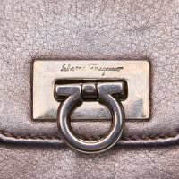 Salvatore Ferragamo Täschchen/Portemonnaie aus Leder in Grau