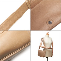 Gucci Umhängetasche aus Leder in Beige