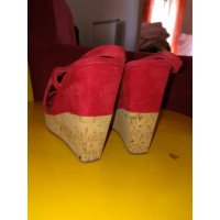 Miu Miu Chaussures compensées en Daim en Rouge