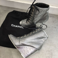 Chanel Stiefeletten aus Leder in Silbern