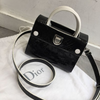 Christian Dior Umhängetasche aus Lackleder in Schwarz