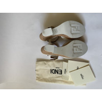 Fendi Sandalen aus Leder in Weiß