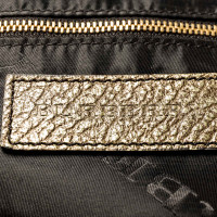 Burberry Umhängetasche aus Leder in Gold