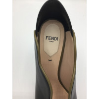 Fendi Pumps/Peeptoes aus Leder in Schwarz