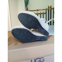 Ugg Australia Sandalen aus Wildleder in Weiß