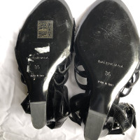 Balenciaga Sandalen aus Lackleder in Schwarz