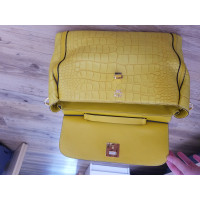 Mcm Handtasche aus Leder in Gelb