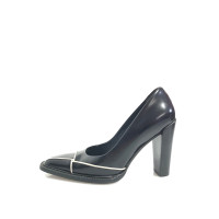 Prada Pumps/Peeptoes aus Leder in Schwarz