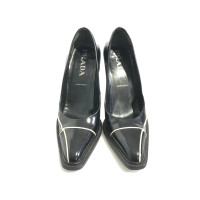 Prada Pumps/Peeptoes aus Leder in Schwarz