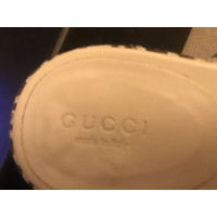 Gucci Pumps/Peeptoes aus Canvas in Creme