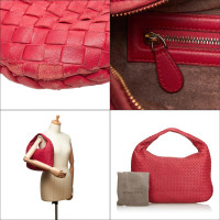 Bottega Veneta Intrecciato Hobo Bag aus Leder in Rot