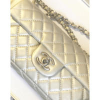 Chanel Flap Bag aus Leder in Silbern