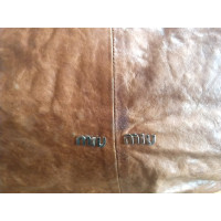 Miu Miu Handtasche aus Leder in Braun