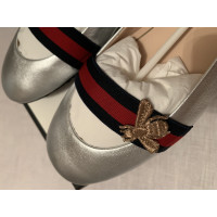 Gucci Slipper/Ballerinas aus Leder in Silbern