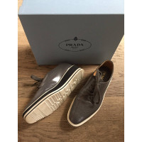 Prada Scarpe stringate in Pelle in Grigio