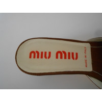 Miu Miu Sandalen aus Canvas in Braun