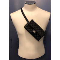 Chanel Uniform Umhängetasche aus Leder in Schwarz