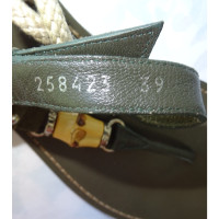 Gucci Sandalen aus Leder in Grau