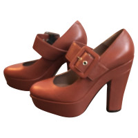 L'autre Chose pumps / Leather peep-toes in red / brown