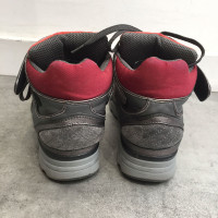 Chanel Sneaker in Pelle scamosciata in Rosso