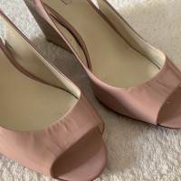 Miu Miu Sandalen aus Lackleder in Rosa / Pink
