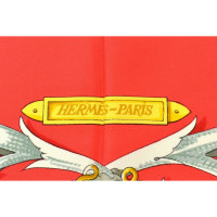 Hermès Echarpe/Foulard en Soie en Rouge