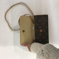 Louis Vuitton Umhängetasche aus Canvas in Braun