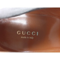 Gucci Sandalen aus Wildleder in Grau