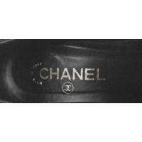 Chanel Pumps/Peeptoes aus Wildleder in Schwarz