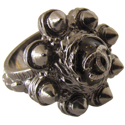 Chanel Ring - SPIKES & CC Logo auf Metallstaub