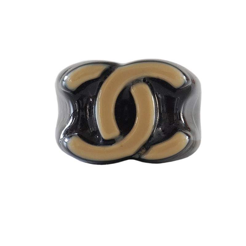 Chanel Logo nero anello CC nel beige