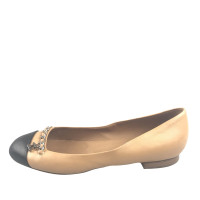 Chanel Slipper/Ballerinas aus Leder in Braun