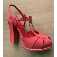 Fendi Pumps/Peeptoes aus Lackleder in Rosa / Pink