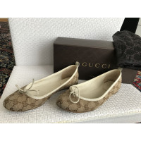 Gucci Slipper/Ballerinas aus Canvas in Braun