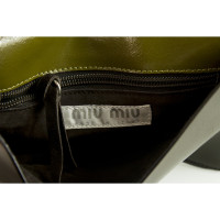 Miu Miu Handtasche aus Leder in Oliv