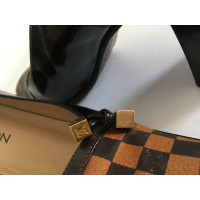 Louis Vuitton Pumps/Peeptoes aus Lackleder in Braun