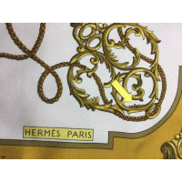 Hermès Echarpe/Foulard en Soie en Jaune